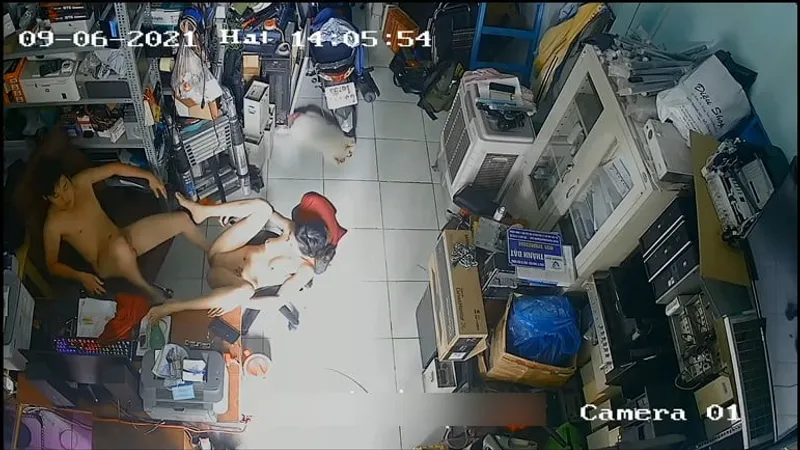 Người vợ gã chồng xxx nhau trong của hàng máy tính